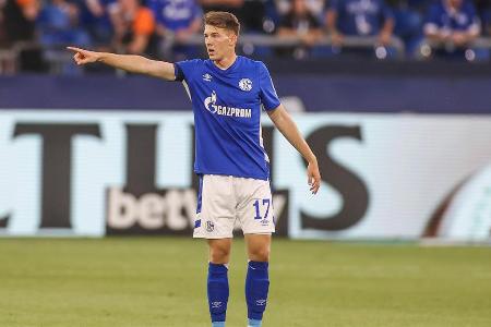 Durfte trotz schwacher Leistung gegen den HSV wieder mitmischen. Konnte die Dreierkette als zentraler Innenverteidiger zunäc...