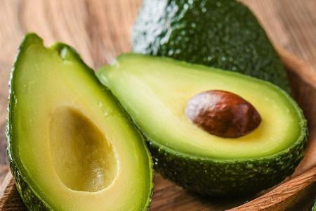 Avocados sind wahre Alleskönner. Sie machen nicht nur in der Küche eine gute Figur, sondern auch im Beauty-Bereich. Immer hä... Avocados sind wahre Alleskönner. Sie machen nicht nur in der Küche eine gute Figur, sondern auch im Beauty-Bereich. Immer hä...