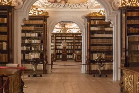 Die Stiftsbibliothek Kremsmünster gehört zu den ältesten ihrer Art in ganz Österreich. Das Besondere: Die Decke der Biblioth...