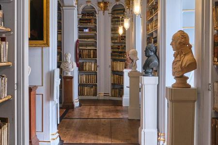 Bereits 1691 wurde die Herzogliche Bibliothek von Herzog Wilhelm Ernst in Weimar gegründet. Im Jahr 1991 erhielt sie den Nam...