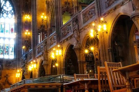 Die John Rylands Library in Manchester erinnert mehr an eine Kirche als an eine Bibliothek. Kein Wunder, dass das Gebäude au...