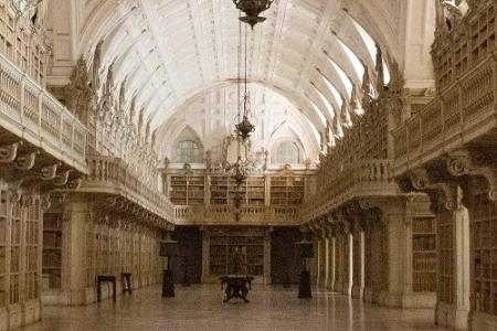 Im Nationalpalast von Mafra ist eine der schönsten Bibliotheken Portugals zu finden. Ganz im Rokoko-Stil gehalten, besticht ...