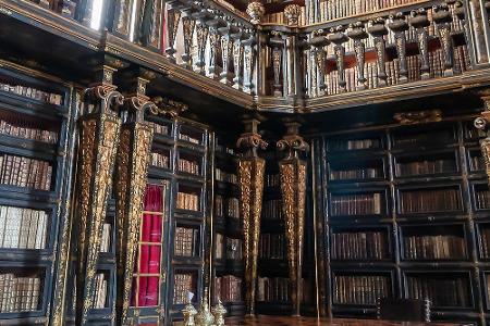 Im 18. Jahrhundert gab der portugiesische König Johann V. die Biblioteca Joanina in Auftrag. Die Universitätsbibliothek gilt...