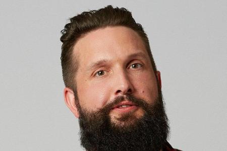 Manfred (33) aus Hamburg möchte einmal in einem Porno mitspielen. Zu seinen Hobbys gehören sein Hund und sein Schrebergarten...