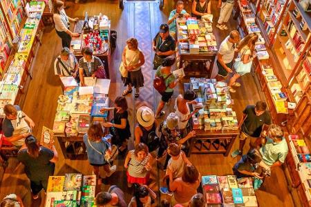 Eine Besonderheit des portugiesischen Ladens: Der Eintritt kostet fünf Euro. Wer dort ein Buch kauft, kann dies allerdings v...