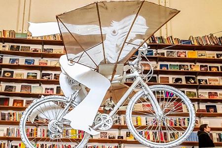 Ebenfalls in Portugal: Eine Textilwaren-Lagerhalle, die in eine Buchhandlung umfunktioniert wurde. Nicht nur Literatur ist i...
