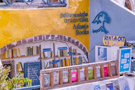 Zu den schönsten Buchläden der Welt gehört definitiv auch Atlantis Books auf der Insel Santorin. Während man nach neuem Lese...