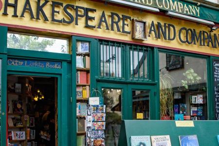 Das Shakespeare and Company befindet sich nicht in London, sondern in der französischen Hauptstadt Paris. Die Buchhandlung b...