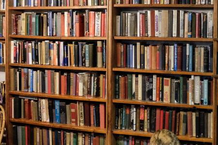 ... in einem Haus aus dem 17. Jahrhundert. Die alten Bücher laden zum Stöbern und Verweilen ein.