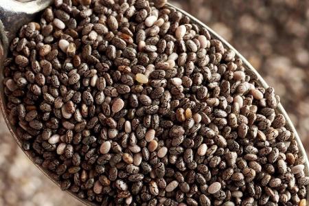 Chiasamen sollen durch ihren hohen Omega-3-Fettsäuregehalt gut für unsere Gesundheit sein. Außerdem enthalten die kleinen Kö...