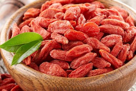 Goji-Beeren stammen aus China und sollen dank eines hohen Vitamin-C-Gehalts das Immunsystem stärken. Allerdings sind die rot...