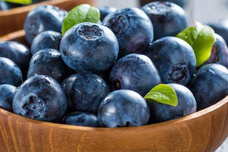 Heimische Früchte können ebenfalls mit einem hohen Gehalt an Antioxidantien punkten. Sowohl Rotkohl, Heidelbeeren als auch H...