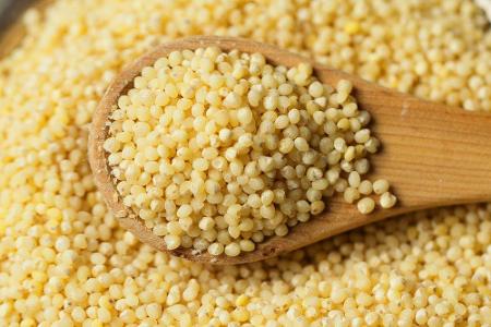 Ebenfalls frei von Gluten ist Hirse. Das Getreide ist reich an Vitaminen und Mineralstoffen und überzeugt durch einen hohen ...