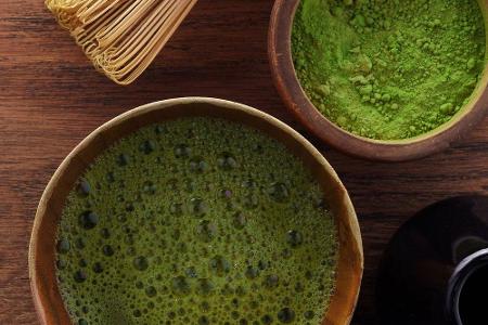 Aus Japan stammt der leuchtend grüne Matcha-Tee. Der Grüntee enthält besonders viel des Pflanzenfarbstoffs Chlorophyll sowie...
