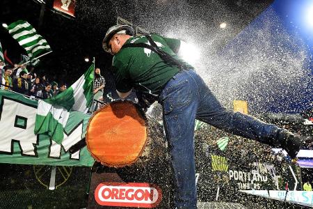 Ein Maskottchen aus Fleisch und Blut hat das amerikanische Fußball-Team Portland Timbers. 'Joey' heizt den Zuschauern mit se...