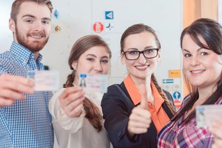 Bislang konnten Fahranfänger die Führerscheinklasse AM, also den Rollerführerschein, erst ab 16 Jahren erwerben. Eine Ausnah...