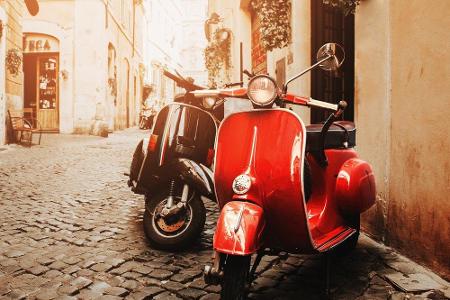 Einer der Klassiker schlechthin unter den Rollern ist die Vespa. Sie feiert dieses Jahr 75-jährigen Geburtstag, zu diesem An...