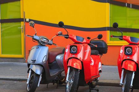 ... der kann sich in Richtung der Marken Futura oder Kymco Like (im Bild links) orientieren, die ab rund 2.400 Euro angebote...