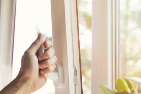 Räume richtig lüften: Durch offene Fenster haben Staub und Schmutz ein leichtes Spiel. Daher sollte man lieber auf mehrere k...