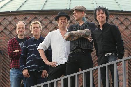 Die Toten Hosen teilten ein Bild einer brodelnden Menge mit einem crowdsurfenden Campino auf den Schultern. Solche Szenen wü...