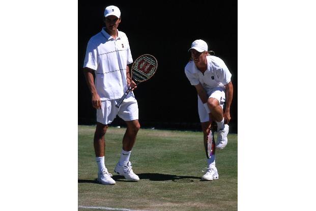 Ein Jahr später darf der Schweizer Youngster auch bei den 'Großen' ran. In Runde eins muss sich Federer dem Tschechen Jiri N...