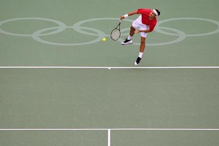 Zu den Olympischen Spielen von Sydney reist Federer bereits als Nummer 36 des Rankings. In Australien scheitert der Newcomer...