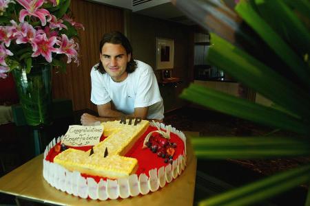 2004 zaubert Federer eine Bilanz von 74:6 Siegen auf den Court, lässt drei Grand-Slam-Titel folgen und erklimmt die Spitze d...