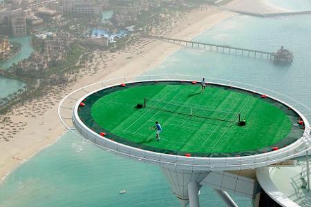 Über den Dächern Dubais kommt es zum Showmatch zwischen Altmeister Andre Agassi und dem neuen Dominator Federer. Gegen den U...