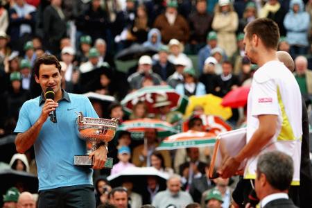 Nachdem er in den vier Jahren zuvor bei den French Open an Rafael Nadal scheitert, nutzt Federer das frühe Aus des Spanier g...