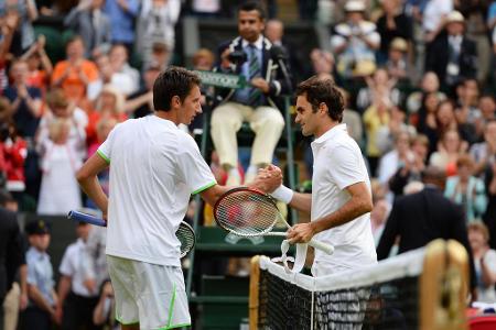 2013 quält sich Federer mit Rückenbeschwerden durchs Jahr. Die Probleme führen unter anderem zu einer sensationellen Pleite ...