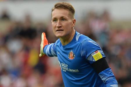 Wechselte kurz vor Ende des Transferfensters auf Leihbasis zum AFC Sunderland in die dritte englische Liga. Übernahm nach ku...