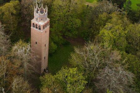 ... Faringdon Folly in der Grafschaft Oxfordshire im Süden Englands. Durch den ein oder anderen Specialeffect könnte das Bau...