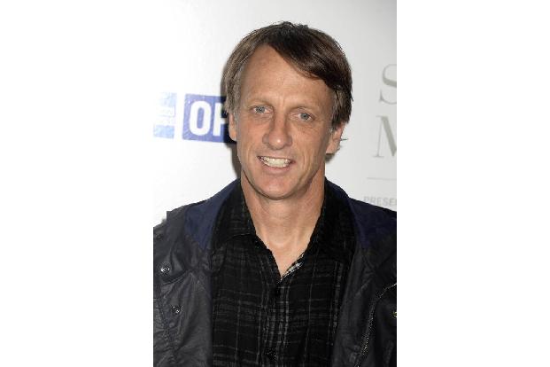 Zurzeit sorgt Tony Hawk gleich doppelt für Aufruhr. Die Skateboard-Legende hat ein Board herausgegeben, dessen rote Lackieru... Zurzeit sorgt Tony Hawk gleich doppelt für Aufruhr. Die Skateboard-Legende hat ein Board herausgegeben, dessen rote Lackieru...