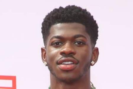 …Lil Nas X hatte nämlich im März mit 'Satanschuhen' für allerlei Wirbel gesorgt: Die gemeinsam mit dem New Yorker Kunstkolle...