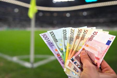 Trotz der Corona-Pandemie greifen einige Klub für Neuzugänge tief in die Tasche. Einige kostspielige Transfers sind bereits ... Trotz der Corona-Pandemie greifen einige Klub für Neuzugänge tief in die Tasche. Einige kostspielige Transfers sind bereits ...