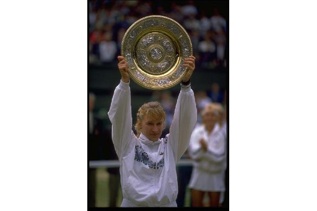 Mit dem Sieg im Wimbledon-Finale über Martina Navrátilová stößt Graf am 2. Juli 1988 die vorherige Dominatorin endgültig vom...