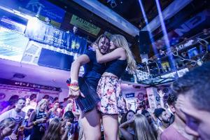 Junge Urlauber feiern in der Disko Partystadl Zum Roten Pfer...