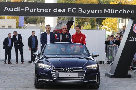 Die Spieler des FC Bayern bekamen heute ihre neuen Dienstfah...