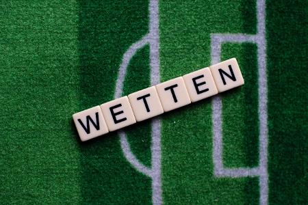 Das Wort Wetten auf einem Fu�ballfeld. Foto Wedel_Kirchner-...