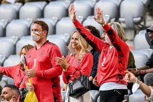 Debüt als Spielerfrau: So jubelt Anika Bissel Manuel Neuer zu 
