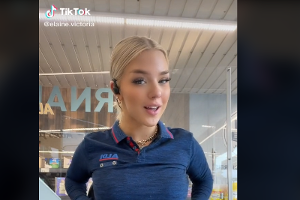 Hübsche Aldi-Kassiererin wird zum Netz-Hit 