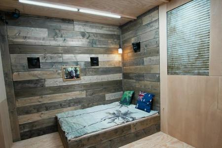 72 Stunden leben die Kandidaten auf einer Fläche so groß wie ein Fußballtor (17,9 m²). Es gibt ein Doppelbett...