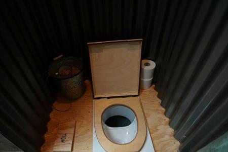 Den Bad- und Wohnbereich trennt nur ein Vorhang. Zu ersterem gehört ein Trocken-WC mit Sägespänen...
