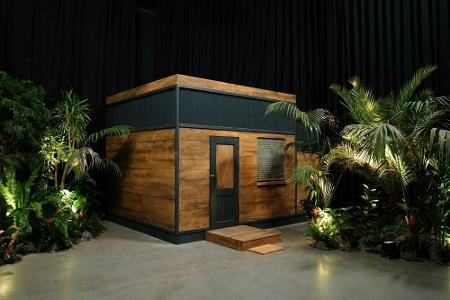 Und wer zieht in das einfache Tiny House ein? Mit dabei sind: Oliver Sanne (34), Christina Dimitriou (29), Lars Tönsfeuerbor...