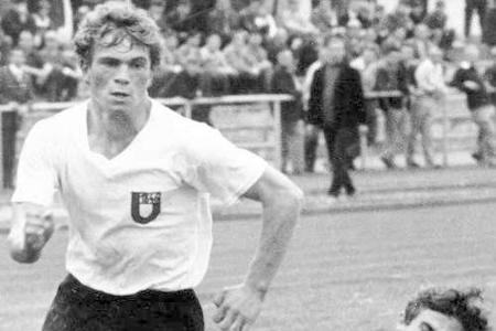 In der Jugend des VfB Ulm lernt Uli das Fußballspielen und wechselt später zur TSG Ulm 1846. Aufgrund seines Talents gerät e...