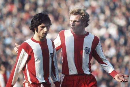 Doch dann unterbreitet der FC Bayern dem jungen Hoeneß (r.) ein Angebot. Ab 1970 spielt er für die Münchener und bildet mit ...