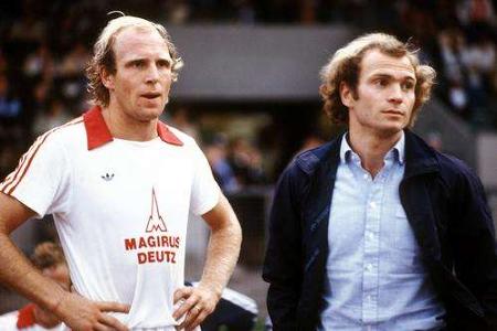 1979 muss Uli Hoeneß (r.) seine Karriere als Spieler wegen einer Knieverletzung beenden. Im Alter von 27 Jahren wird er Mana...