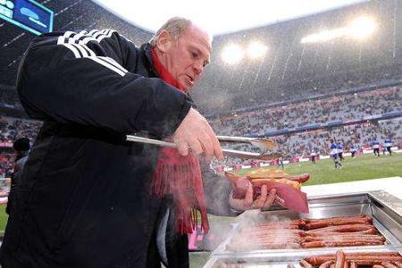 Ebenfalls eine gute Figur machte Hoeneß am Grill: Der Besitzer einer Wurstfabrik ließ es sich nach verlorener Wette nicht ne...