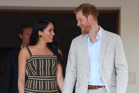 Anderer Tag, ähnlich rührende Blicke und Gesten... Hier kamen Harry und Meghan vom Empfang der britischen Vertretung in Kaps...