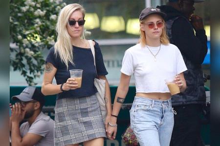 Kristen Stewart (31, re.) wird ihre Freundin Dylan Meyer heiraten. Das hat die Schauspielerin in der Radiosendung von Howard...